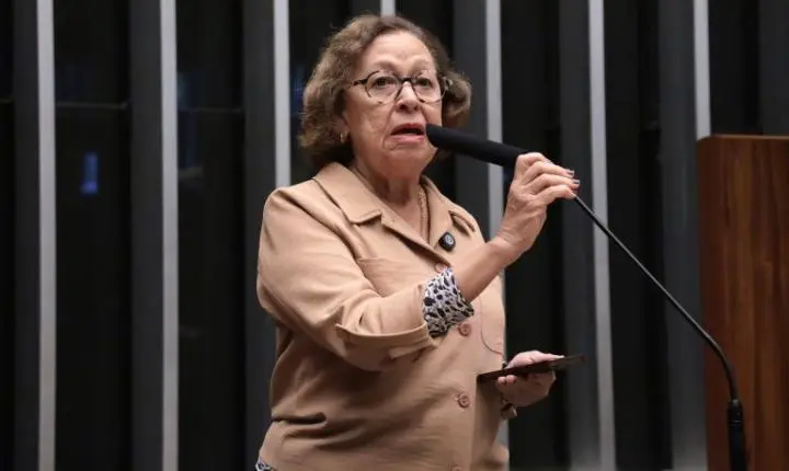 CCJ aprova uso de hora-aula para cálculo da jornada de professores
