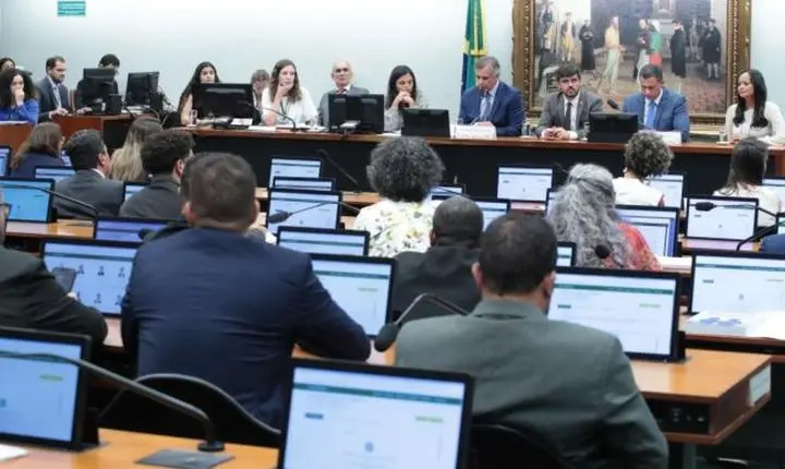 Votação de proposta para reduzir maioridade penal é suspensa na CCJ da Câmara