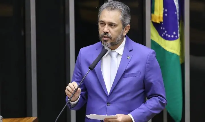Elmano de Freitas é reeleito governador do Ceará em primeiro turno