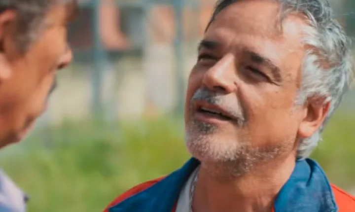 Cerco se fecha contra Juarez, e Zé vai atrás da verdade sobre morte de Juli em “Por Você”