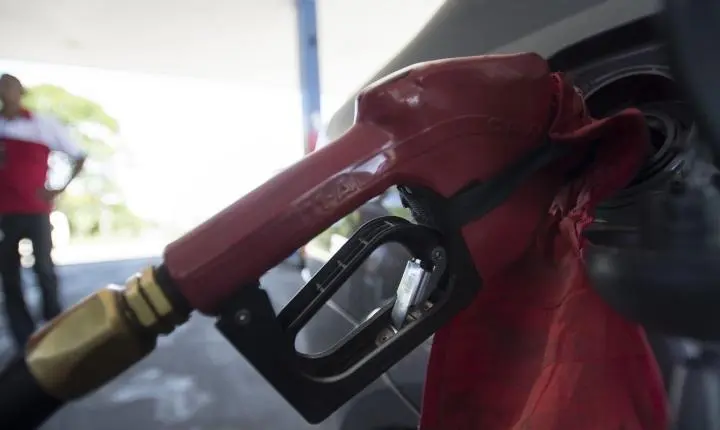 Governo adia decisão sobre subsídio da gasolina em meio à alta do petróleo