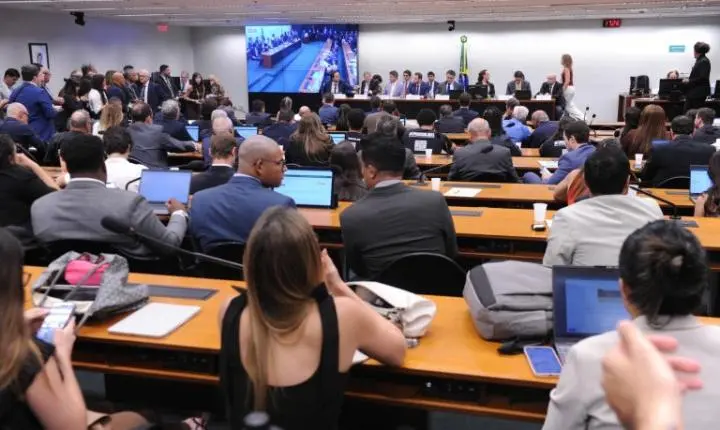 Comissão da Câmara dos Deputados avalia parecer da PEC 221/19 sobre o fim da escala 6x1