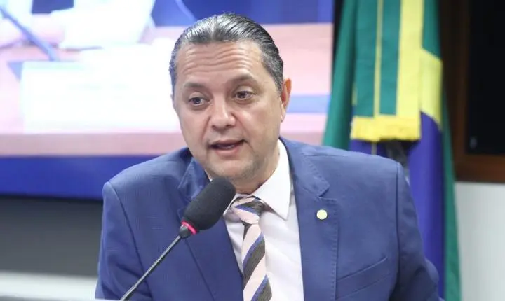 Comissão da Câmara aprova uso de cordão de fita roxa para identificar pessoas com Alzheimer