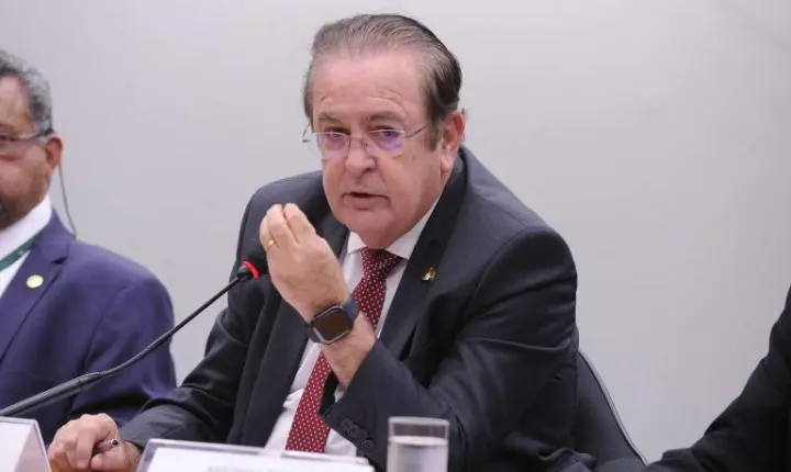 CCJ aprova projeto que permite a extensão de estágio após a conclusão da faculdade