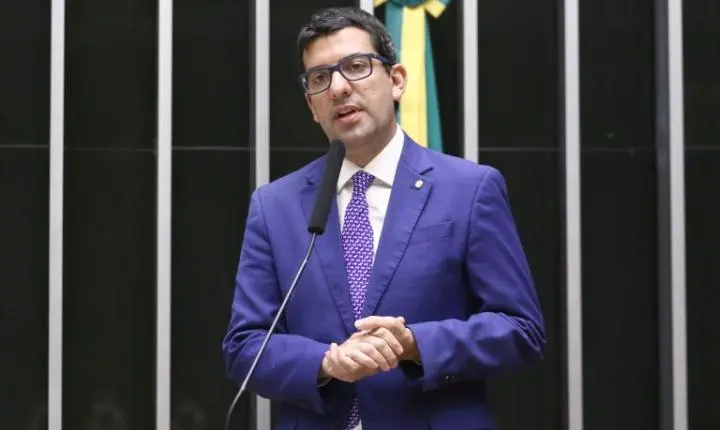 Câmara dos Deputados avança com projeto para reduzir microplásticos em cosméticos