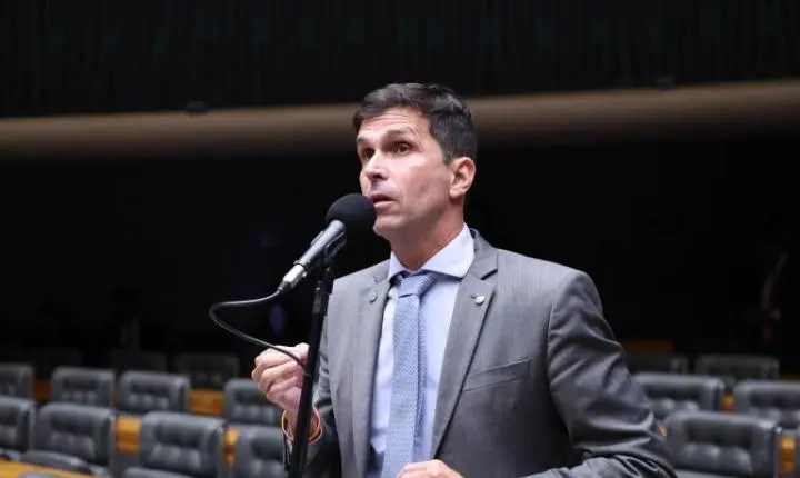 Câmara dos Deputados aprova regras nacionais de segurança para escolas de natação infantil