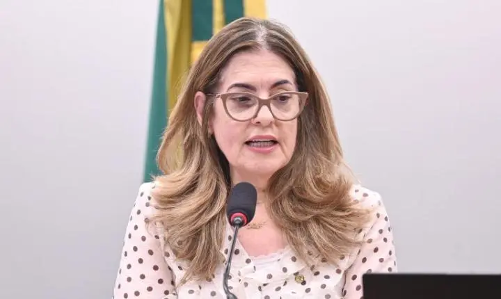 Comissão de Trabalho aprova novas regras para uniformes, protegendo a dignidade do trabalhador na CLT