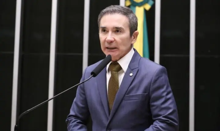 Comissão de Educação aprova projeto que veda o uso de contêineres e lonas em escolas
