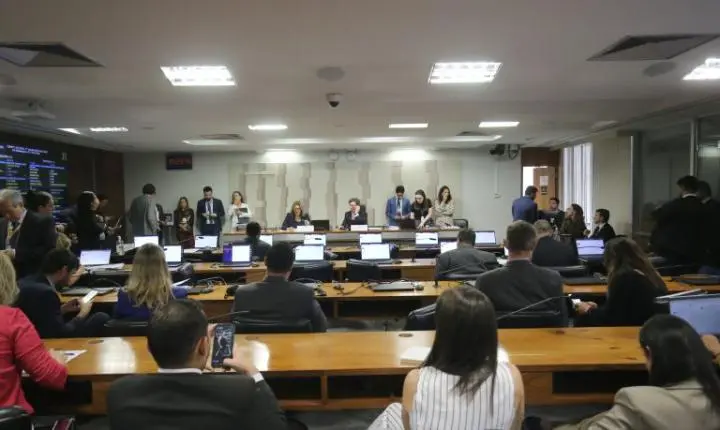 Comissão mista aprova fim da taxa das blusinhas e texto segue para a Câmara