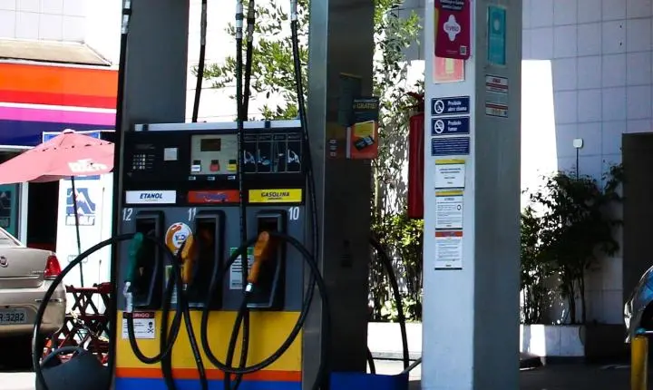 Preço da gasolina recua em maio impulsionado por concorrência do etanol e subvenção governamental