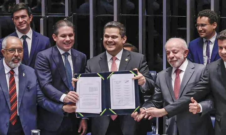 Congresso promulga fim da escala 6x1 e estabelece novo modelo 5x2 no Brasil