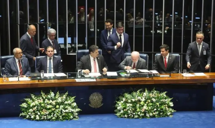 Congresso promulga fim da escala 6x1 e aposentadoria especial