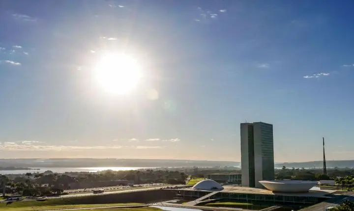 Congresso vota esta semana o fim da escala 6x1 e a taxa das blusinhas
