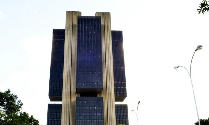 Copom age com cautela devido a tensões globais e projeções de inflação
