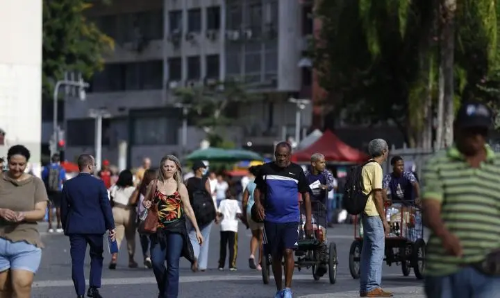 O crescimento populacional no Brasil desacelera para 0,37% em 2026, aponta o IBGE