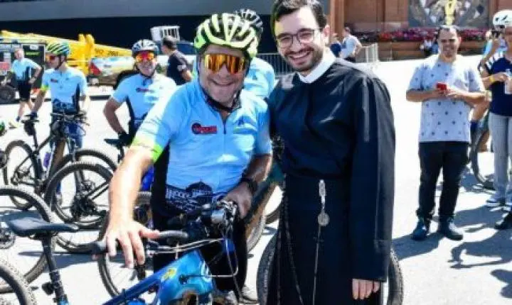 Daniel conclui romaria de 318 km de bicicleta e chega ao Santuário de Aparecida