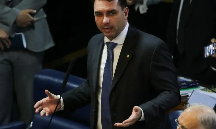 Defesa de Flávio Bolsonaro tenta mudar relator de apuração sobre o filme Dark Horse