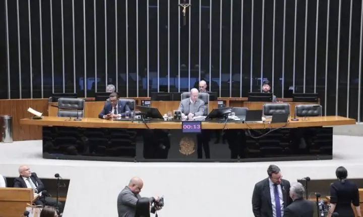 Câmara dos Deputados aprova regime de urgência para 12 projetos