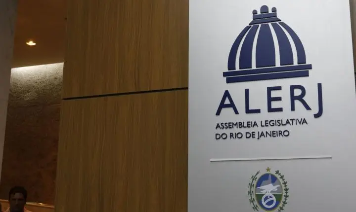 Tornozeleira rosa para agressores de mulheres é aprovada em comissão no Rio de Janeiro