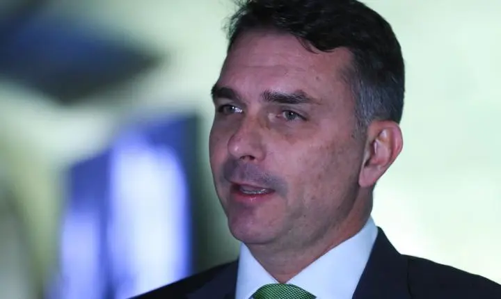 Parlamentares solicitam apuração sobre vínculos entre Flávio Bolsonaro e banqueiro