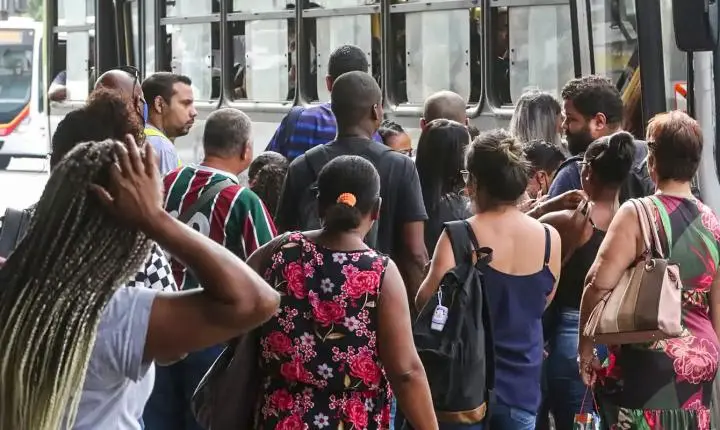 Queda de 21,7% no desemprego de longa duração marca novo recorde para o Brasil