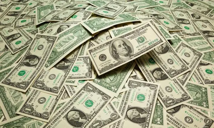 Dólar abre em alta com trégua entre EUA e China, Caged e balanços