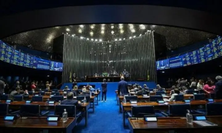 Dos 32 senadores que tentaram a reeleição, 14 conseguiram novo mandato