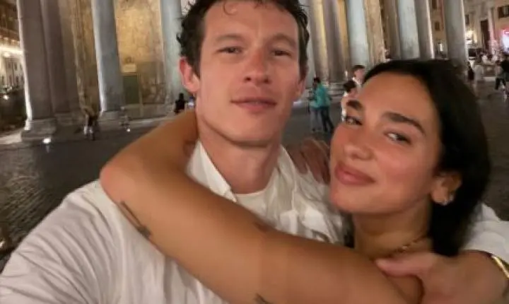 Dua Lipa registra lua de mel com o marido e garante clique ousado na banheira