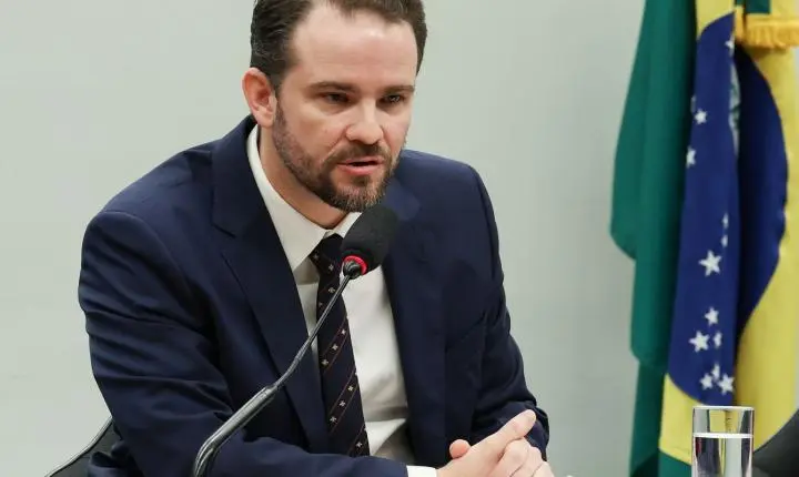 Durigan critica PEC que concede autonomia financeira ao Banco Central, alertando para 'novo Poder'