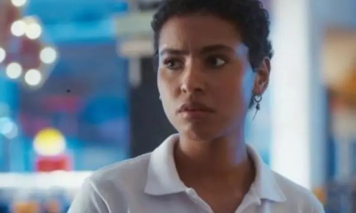 Eduarda confronta casal em “Coração Acelerado” após romance interferir no trabalho