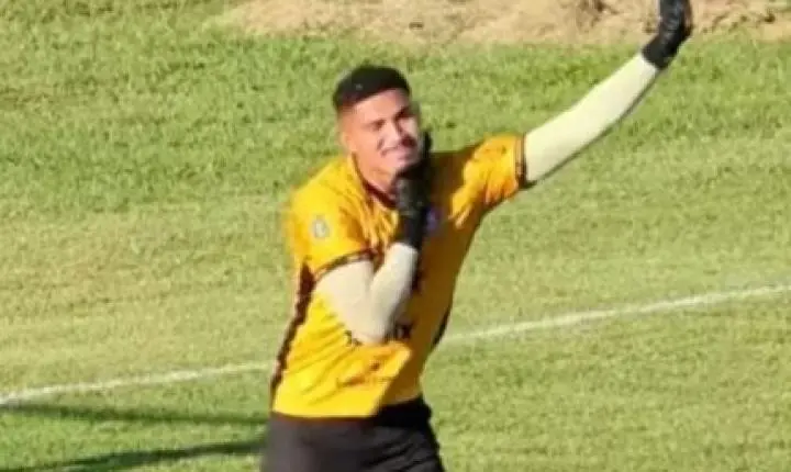 Ele sacudiu e sacudiu mas… Goleiro de Iguatu (CE) cai em formigueiro e precisa de atendimento