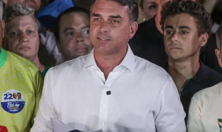 Flávio Bolsonaro agradece apoio de líderes estrangeiros em carta golpista
