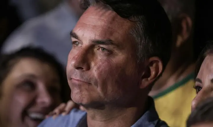 Flávio Bolsonaro evita propostas detalhadas em sabatina da TV Globo