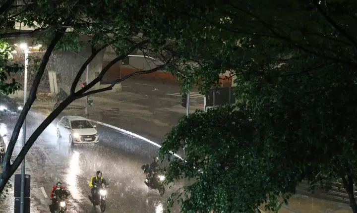 Chegada de nova frente fria em SP deve provocar tempestades e rajadas de vento