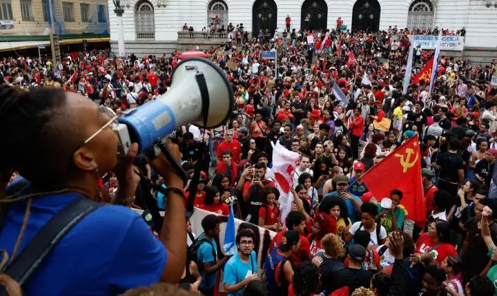 Manifestações de estudantes ganham força no país em apoio a Lula