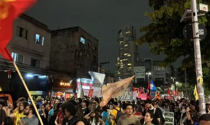 Estudantes universitários protestam em São Paulo contra cortes de verbas