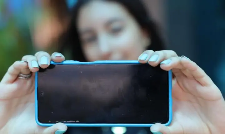 Pesquisa avalia uso da internet por adolescentes e revela crítica ao ambiente digital