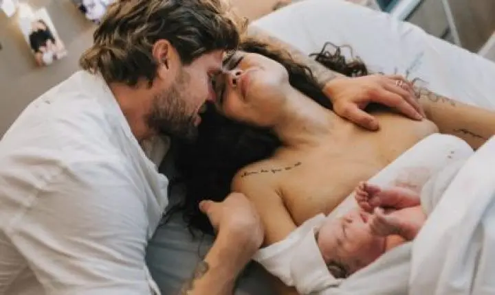 Ex-BBBs Paula Amorim e Breno Simões mostram chegada da primeira filha: “Privilégio”