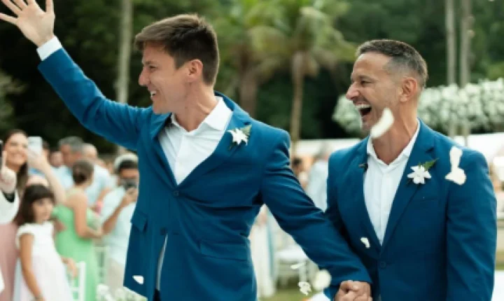 Jornalista Felipe Suhre, ex-“Mais Você”, celebra casamento com diretor no Rio de Janeiro