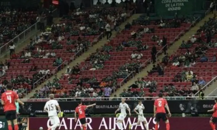 FIFA divulga lotação, mas estádio aparece com arquibancadas vazias em jogo da Copa