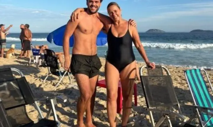 Filho de Giulia Gam e Pedro Bial chama atenção em dia de praia; conheça Theo Bial