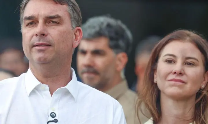 Flávio Bolsonaro assiste a missa em Brasília e celebra autorização do STF