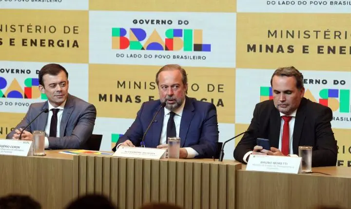 Governo concede auxílio de até R$ 0,89 para conter avanço da gasolina