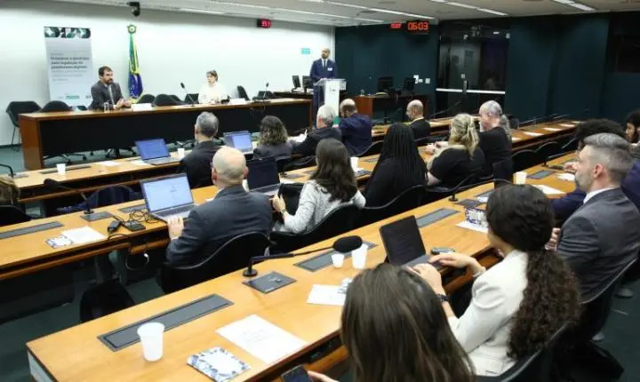 Governo defende regulação 'cirúrgica' de plataformas digitais na Câmara