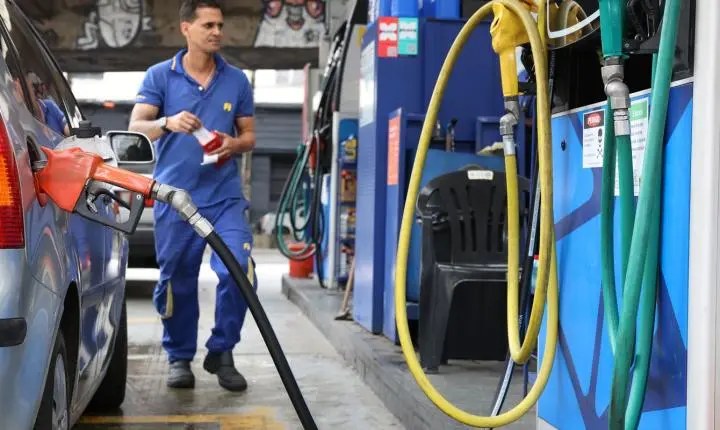 Governo estabelece subvenção de R$ 0,44 por litro para gasolina