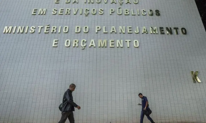 Governo planeja remanejar recursos no orçamento de 2027
