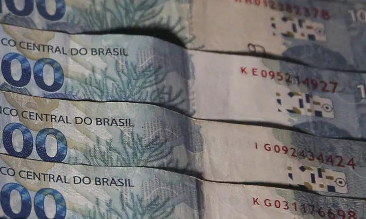 Governo projeta superávit primário de R$ 73 bilhões para 2027