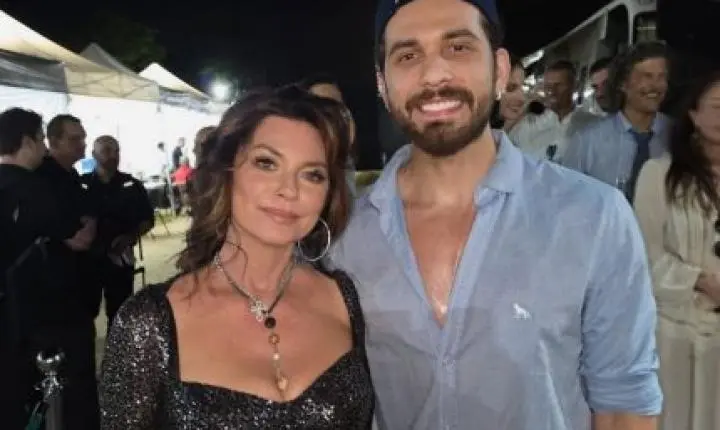 Gustavo Mioto posa com Shania Twain durante passagem da cantora pelo Brasil