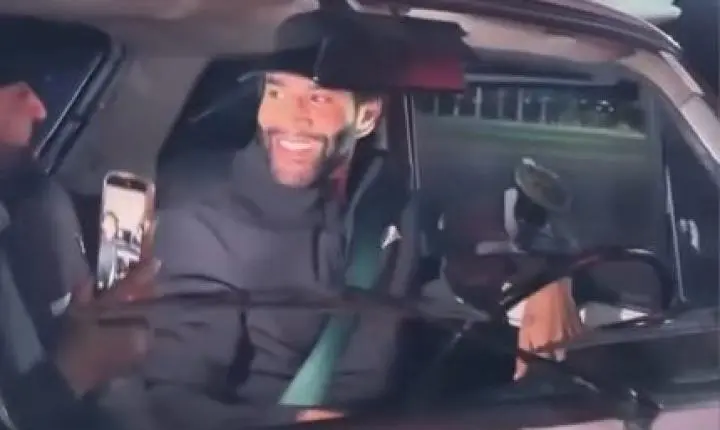 Gusttavo Lima surpreende fãs ao chegar em show dirigindo um Fiat 147 em Lavras (MG)