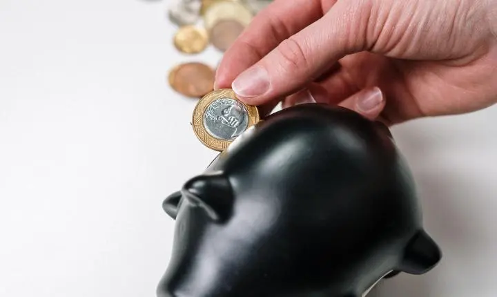 Haja cofrinho! Borracheiro usa milhares de moedas de R$ 1 para comprar carro